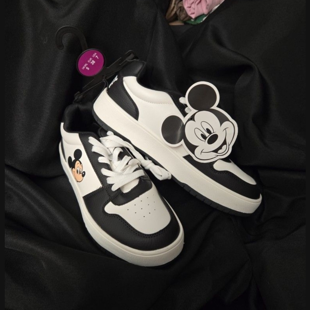 Mickey Mouse Kicks